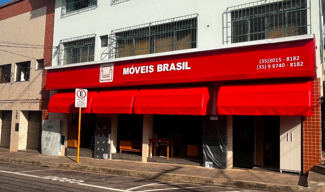 Fachada da loja Móveis Brasil, com toldos vermelhos, no Centro de Varginha