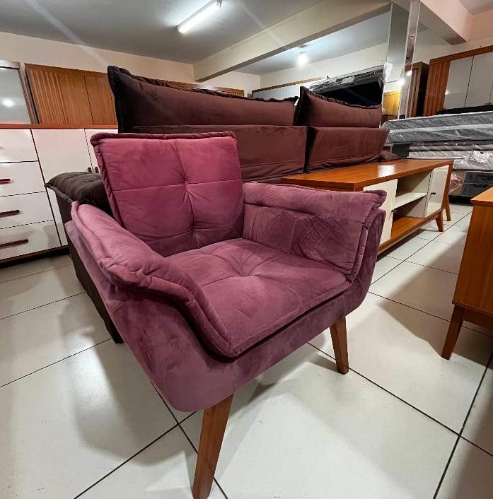 Poltrona de veludo rosa com pés de madeira