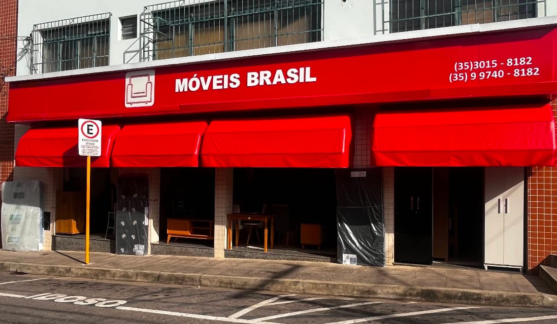 Fachada da Móveis Brasil, com letreiro e toldos vermelhos