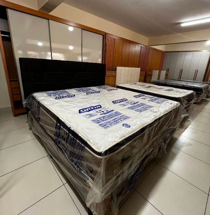 Cama box de casal com cabeceira escura